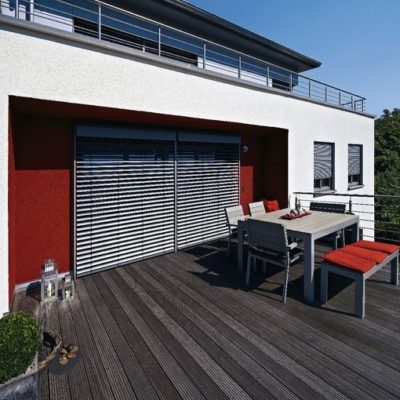 Freitragende Außenjalousie Freitragende Außenjalousie - Befestigung über Führungsschienenhalter an der Fassade